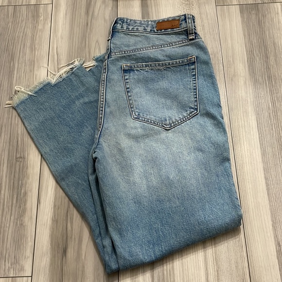 Abercrombie and Finch girlfriend jeans - Picture 2 of 4